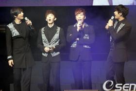 แฟนๆ ชาวญี่ปุ่นจำนวน 200 คนต้อนรับวง 2AM ที่ท่าอากาศยาน!
