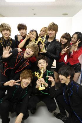 วง SISTAR, K.Will และ Boyfriend ถ่ายภาพแสดงความยินดีด้วยกัน