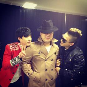 ภาพ Tablo และแทยาง (Tae Yang) ที่ด้านหลังเวทีของคอนเสิร์ต YG Family!