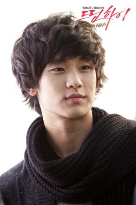 คิมซูฮยอน (Kim Soo Hyun) เป็นนักแสดงรับเชิญในละครเรื่อง Dream High 2!