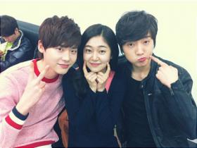 ลีจงซอก (Lee Jong Suk) ถ่ายภาพกับนักแสดงจากละครเรื่อง High Kick 3