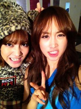 Nicole ทักทายแฟนๆ ด้วยภาพถ่ายกับจิยอง (Ji Young) 