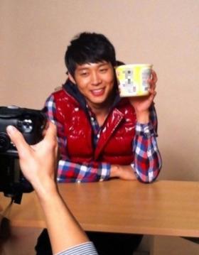 ภาพใบหน้าปาร์คยูชอน (Park Yoochun) โฆษณาบนบะหมี่?