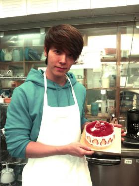 ดงเฮ (Dong Hae) ทำขนมเค้กครั้งแรก?