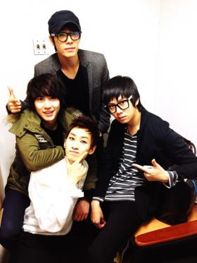 ฮีชอล (Hee Chul), ดงเฮ (Dong Hae) และคยูฮยอน (Kyu Hyun) ให้กำลังใจอึนฮยอค (Eun Hyuk)!