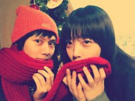 คิมฮีชอล (Kim Hee Chul) และซอลลี่ (Sulli) ถ่ายภาพด้วยกัน