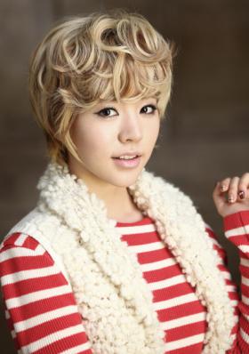 Sunny เป็นพิธีกรรายการ Music Island!