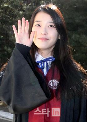 IU จบการศึกษาระดับไฮสคูล!