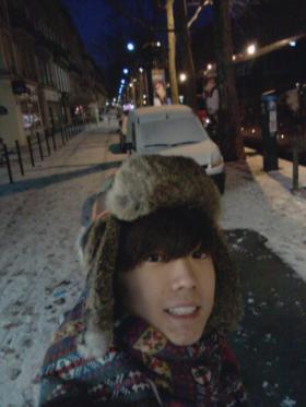 อูยอง (Woo Young) ทักทายแฟนๆ ด้วยภาพถ่ายบนท้องถนนในเมืองปารีส!