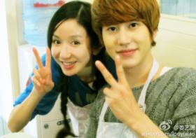 คยูฮยอน (Kyu Hyun) และ Lou Yi Xiao สนุกสนานกับการเล่นชกมวยเกม Wii