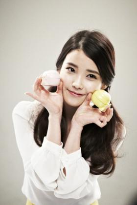 IU เป็นพรีเซ็นเตอร์ให้กับเครื่องสำอางค์แบรนด์ The Saem
