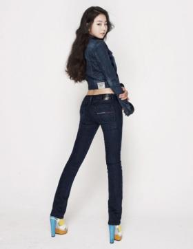 โซฮี (So Hee) เป็นพรีเซ็นเตอร์ให้กับแบรนด์ Tommy Hilfiger 