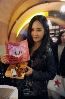 ยูริ (Yuri) มอบช็อคโกแล็ตให้กับทีมงานละคร Fashion King!