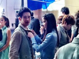 ภาพจับเนคไทให้ชายหนุ่มของ IU ทำให้แฟนๆ สนใจ?