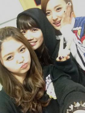 วง Exid ถ่ายภาพกับ Suzy 