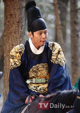 ยูชอน (Yoochun) เป็นไอดอลที่เหมาะกับเรื่อง Moon that Embraces the Sun!