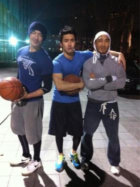 ชอยซีวอน (Choi Si Won) เล่นบาสเก็ตบอลกับ Daniel Henney