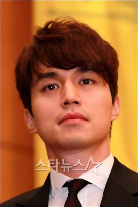 ลีดงวุค (Lee Dong Wook) ถูกทาบทามให้เป็นพิธีกรใหม่ Strong Heart!