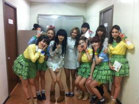 ภาพวง C-Real ถ่ายกับสมาชิกวง miss A