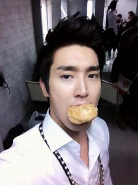 ชอยซีวอน (Choi Si Won) แบ่งขนมให้กับแฟนๆ?