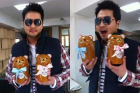 คิมแทวู (Kim Tae Woo) มอบขนมให้แฟนๆ สำหรับวันไวทเดย์