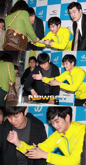 คิมซูฮยอน (Kim Soo Hyun) เก้อในงานแฟนมีทติ้ง?