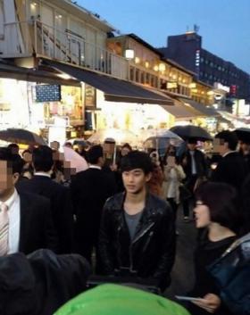 คิมซูฮยอน (Kim Soo Hyun) ปรากฎตัวในย่านฮงเด!