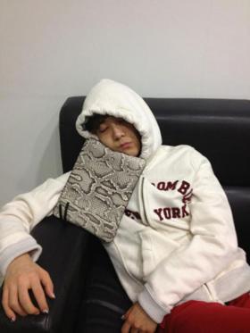 ลีฮงกิ (Lee Hong Ki) ทักทายแฟนๆ แบบงัวเงีย?