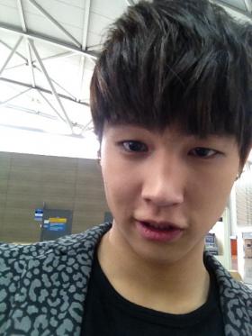 JB ในลุคผมสีดำ