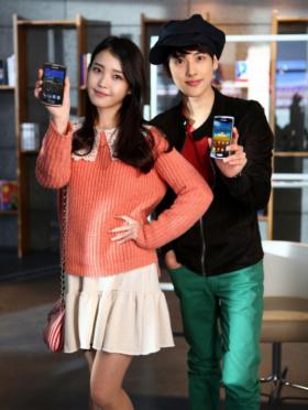 IU และซีวาน (Si Wan) ร่วมโฆษณาสมาร์ทโฟน Wave 3 ของ Samsung