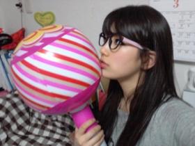 Suzy เผยภาพน่ารักของเธอที่ถ่ายกับอมยิ้มอันโต!