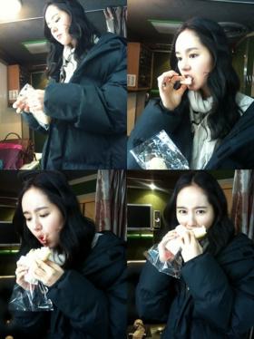 ภาพฮันกาอิน (Han Ga In) ทานขนมทำให้ทุกๆ คนสนใจ?