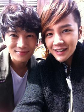 จิซอง (Ji Sung) ไปเยี่ยมจางกึนซอค (Jang Geun Suk) ที่กองถ่าย Love Rain!