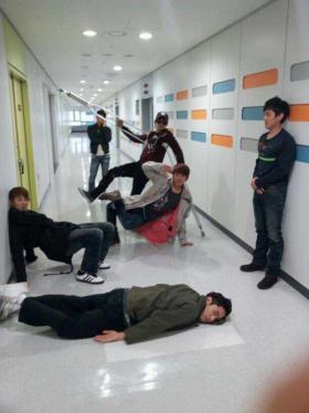 วง Shinhwa เผยภาพตลกๆ