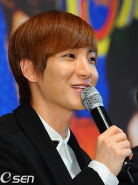 ลีทึก (Lee Teuk) จะยังคงเก็บเบอร์มือถือเดิมไว้?