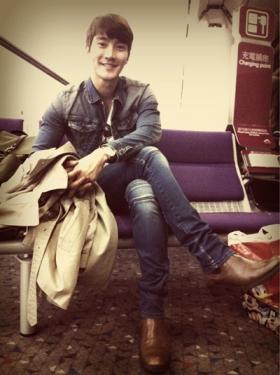 ซีวอน (Si Won) ทักทายแฟนๆ ก่อนเดินทางไปปารีส!