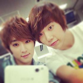 Kevin และฮุน (Hoon) ถ่ายภาพด้วยกัน