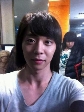 ปาร์คยูชอน (Park Yoochun) ทักทายแฟนๆ ด้วยภาพผมทรงใหม่ในละคร!