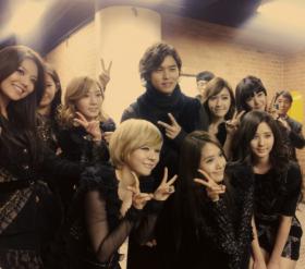 ภาพลีจางวู (Lee Jang Woo) ถ่ายกับสมาชิกวง SNSD