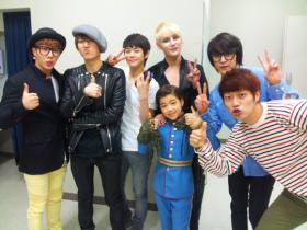 วง B2ST ถ่ายภาพกับคิมจุนซู (Kim Junsu) 