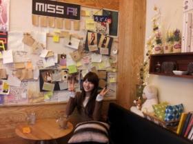 Suzy ทักทายแฟนๆ ด้วยภาพจากคาเฟ๋ของครอบครัว