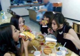 ภาพวง Sistar กำลังเพลิดเพลินกับการทานอาหาร