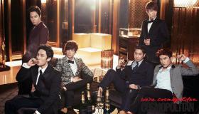 วง Shinhwa ถ่ายภาพในนิตยสาร Cosmopolitan 