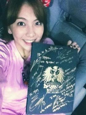 คังจิยอง (Kang Ji Young) อวดลายเซ็นต์ของขวัญจากวง Shinhwa!