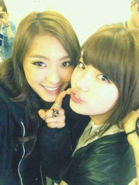 โบระ (Bora) และ Suzy ถ่ายภาพด้วยกัน