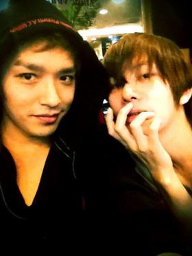 Simon D ถ่ายภาพกับฮีชอล (Hee Chul)