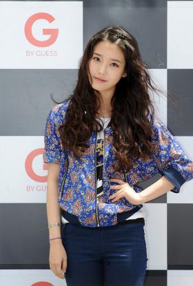 IU ร่วมงานแจกลายเซ็นให้กับแฟนๆ ของ G by Guess 