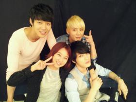 กงฮโยจิน (Gong Hyo Jin) ถ่ายภาพกับสมาชิก JYJ