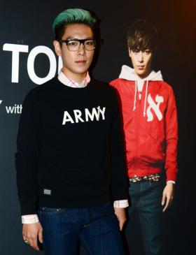 ท็อป (T.O.P) เป็นดีเจวิทยุของงาน FUBU!