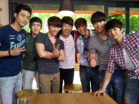 คิมซูโร (Kim Su Ro) ถ่ายภาพกับวง 2PM!